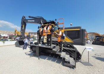 Schoolchildren on an excavator simulator at Hillhead 2022