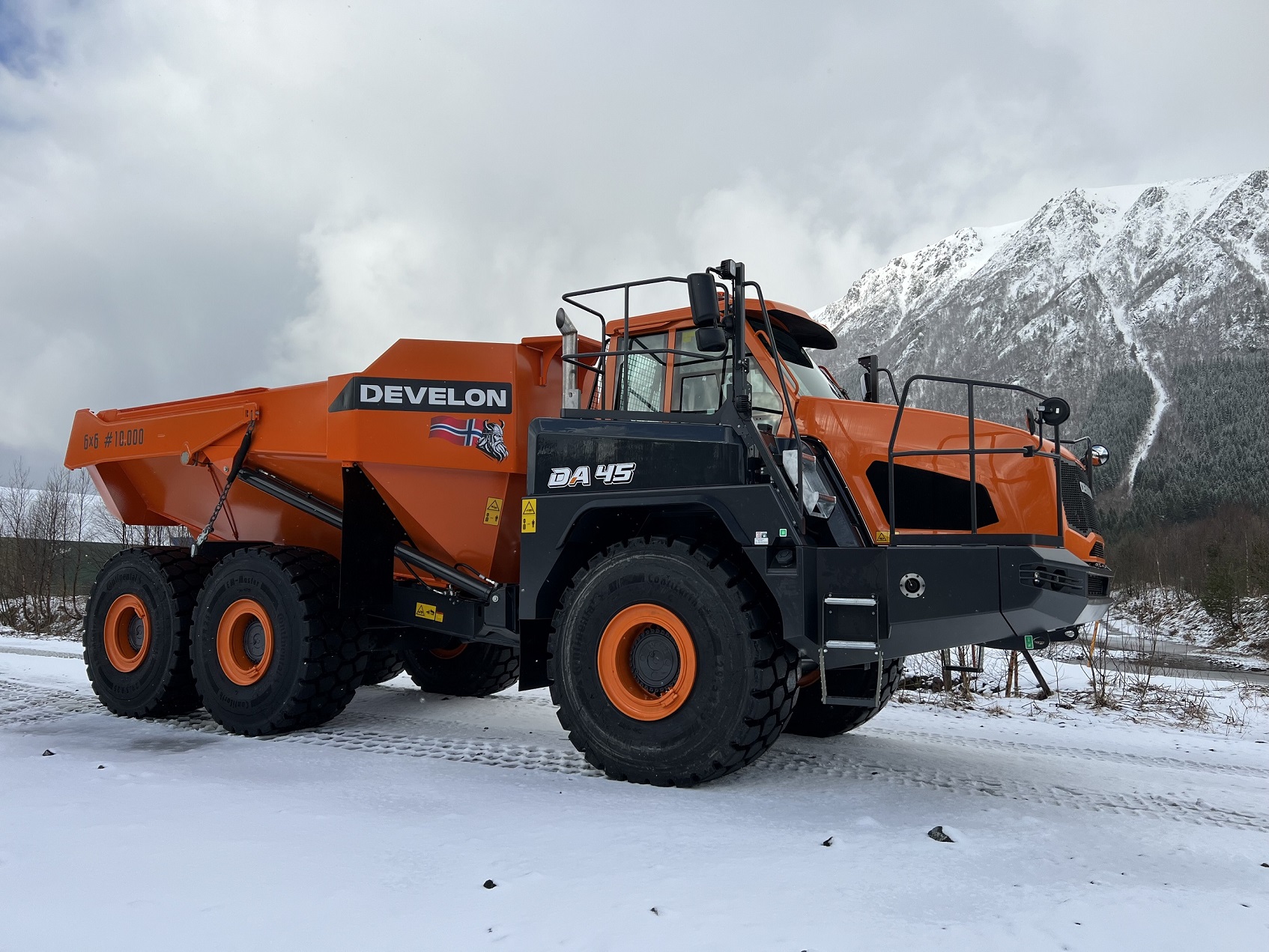 10,000th ADT in Norway is first in DEVELON colours in Europe ...