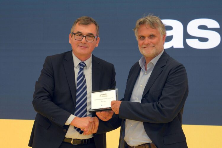The SaMoTer International Award was presented by the Managing Director of Veronafiere, Maurizio Danese (right), to Construction Director Piergiuseppe Gilli