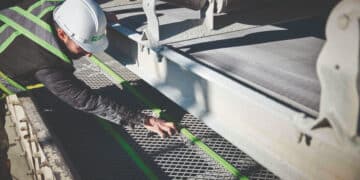 RFID tags eliminate guesswork by providing digital access to specifications. Image: MAJOR