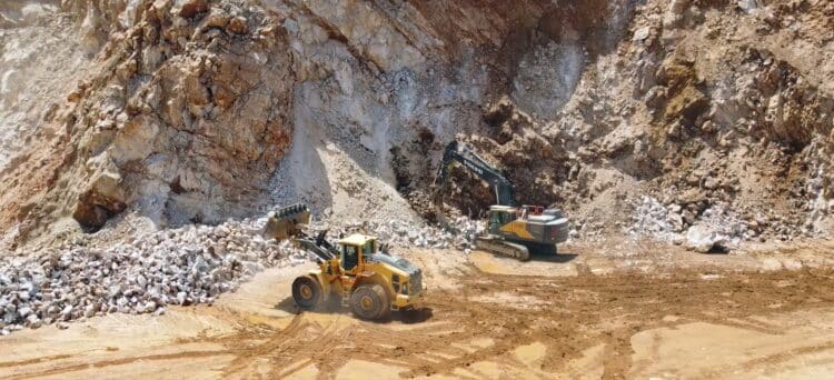 Örgün Kalsit’s fleet includes both wheeled loaders and excavators from Volvo CE. Image/Volvo CE
