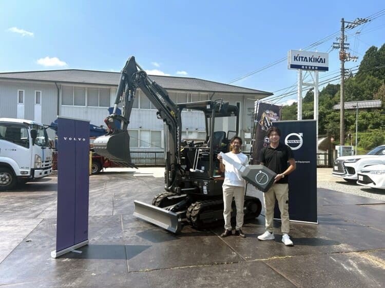 From Left to Right: Shinichi Kita, President of Kita Machinery Industry, and President Gamo of G.TRES Corporation. Image/Volvo CE