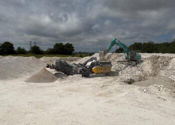 OEC (formerly Ovenden Earthmoving) is a UK contractor for earthmoving, crushing & recycling, and flood, coast & marine defence works. Image: OEC